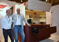 Martijn Holsderver (left) and Stefan Willemsen from Van Hoecke (distributor of furniture fittings). In addition to many technical feats that support design possibilities such as Revego and Aventos, this year they also premiered Amperos for the first time. A unique way to bring power and light into the drawer and the furniture, thus once again allowing convenience and design to go hand in hand.