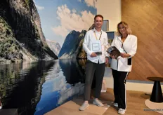Joey Miero and Cindy Buné from Textiles & More, project distributor of, among others, mFLOR, specialist in PVC design floors. Due to the natural-looking designs, the PVC floors are almost indistinguishable from real wood or natural stone.