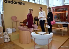 Joost van Ede from Design Tales Agencies busy in conversation with visitors about the new chair collection from Ondaretta, the biggest growth brand in the Netherlands for the agency business.