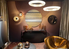 The Solar room: shades ranging from black to gold, luxurious contrasts, metallic effects and precious objects.