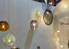 Light objects float weightlessly in space. Fragile, iridescent, timeless. Solitary, or in constellation, ELOA lamps create individual light concepts that remind us of star constellations. Hence the objects‘ names.  